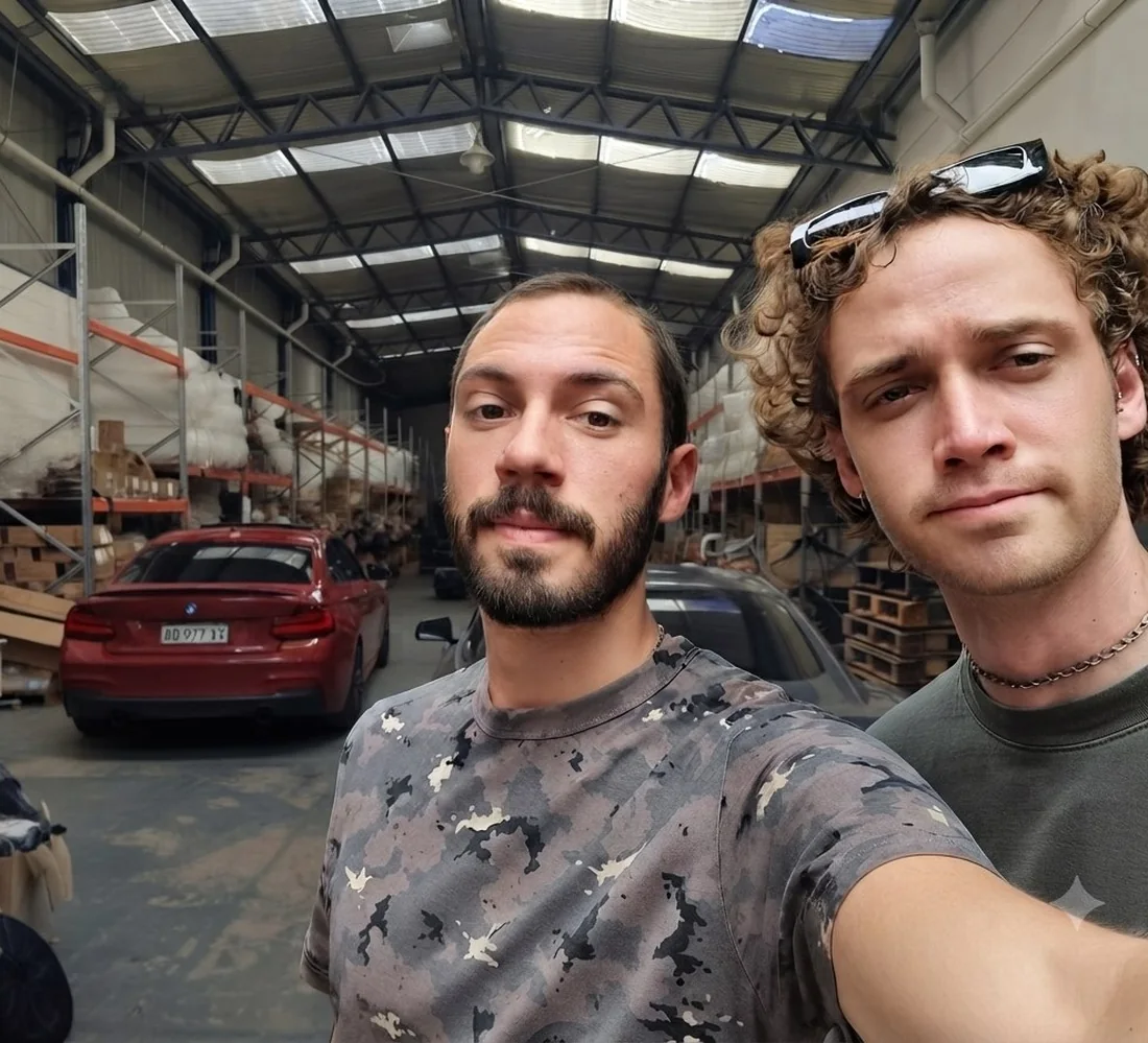 Los dos hermanos fundadores de Voltio Store en el depósito donde reciben y revisan la mercadería importada